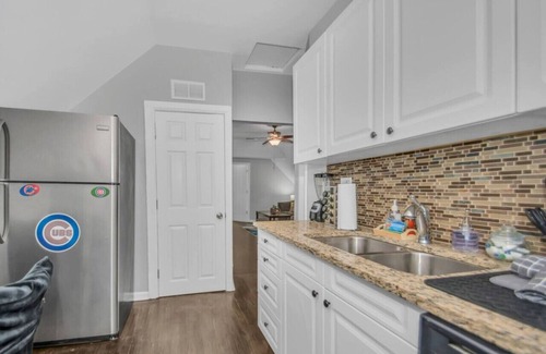 Lakeview Apartment | Cozy 2-Bedroom Apartment | Close to Wrigley