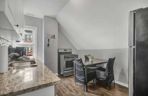 Lakeview Apartment | Cozy 2-Bedroom Apartment | Close to Wrigley