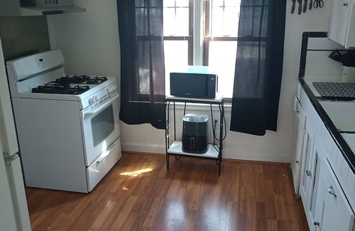 Grosse Pointe Apartment | Cozy 2-bedroom apartment minutes from Downtown Detroit