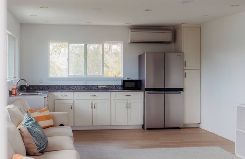 Kalama Tract Apartment | Cozy 2-bedroom apartment in charming Kailua with AC steps from the beach.