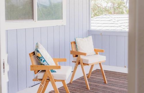 Kalama Tract Apartment | Cozy 2-bedroom apartment in charming Kailua with AC steps from the beach.