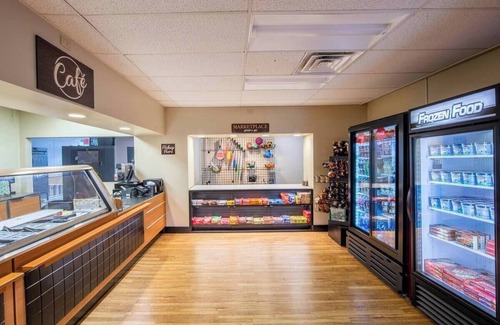 Lee Apartment | Cozy 2-bedroom apartment with AC, fitness room and WiFi in welcoming Lee