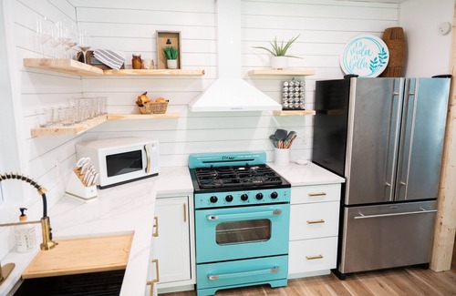 Charleston Cottage | Cozy 2 Bedroom Beach Cottage