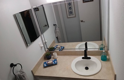 St. Petersburg - Clearwater Condo | Cozy 2-bedroom condo with AC, fitness room & Pool in welcoming St. Petersburg