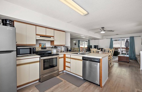 Edgewater Acres Condo | Cozy 2 Bedroom Condo at Harbor Lights
