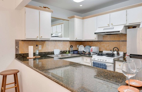 Mosswood Condo | Cozy 2-bedroom condo in lovely Oakland with WiFi