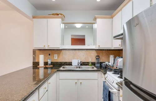 Mosswood Condo | Cozy 2-bedroom condo in lovely Oakland with WiFi