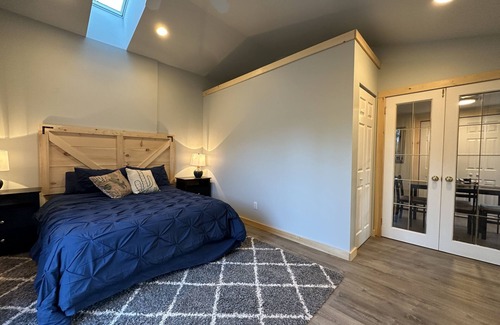 Wasaga Beach House | Cozy 2 Bedroom Cottage - Steps to quiet beach, ice cream, mini putt, casino