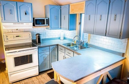 Wasaga Beach House | Cozy 2 Bedroom Cottage - Steps to quiet beach, ice cream, mini putt, casino