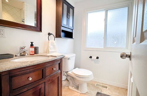 Wasaga Beach House | Cozy 2 Bedroom Cottage - Steps to quiet beach, ice cream, mini putt, casino
