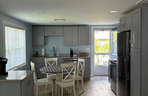 Narragansett Cottage | Cozy 2-bedroom Cottage, 5 Minute Walk to Scarborough Beach South!