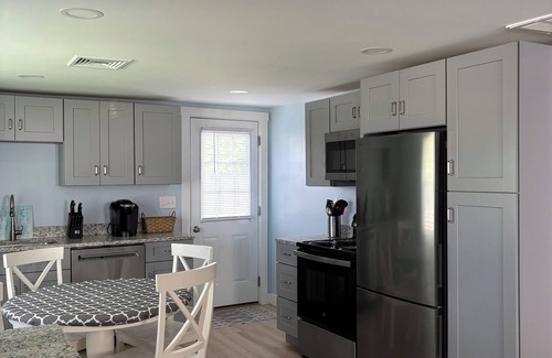 Narragansett Cottage | Cozy 2-bedroom Cottage, 5 Minute Walk to Scarborough Beach South!