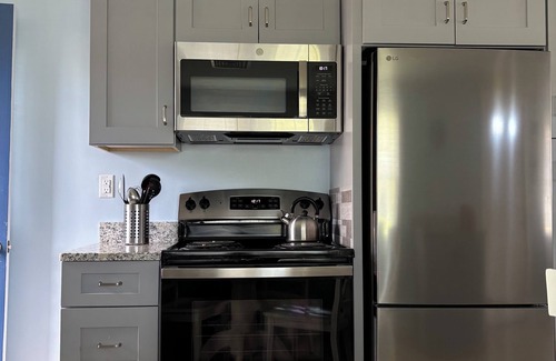 Narragansett Cottage | Cozy 2-bedroom Cottage, 5 Minute Walk to Scarborough Beach South!