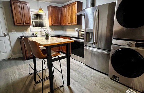 Southport Cottage | Cozy 2-bedroom cottage with AC and WiFi in enjoyable Southport