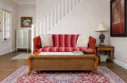 Dunbar House | Cozy 2 bedroom home in Vancouver !