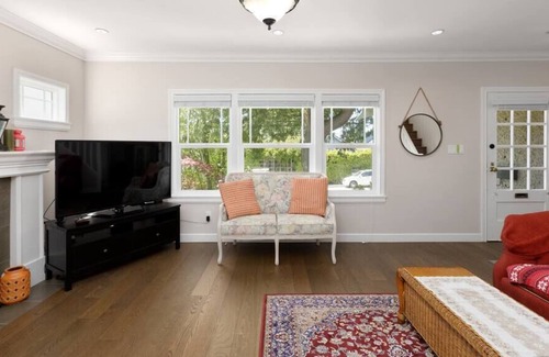 Dunbar House | Cozy 2 bedroom home in Vancouver !