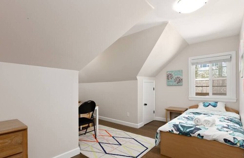 Dunbar House | Cozy 2 bedroom home in Vancouver !