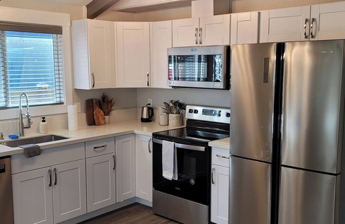 Long Beach House | Cozy 2-bedroom house in charming Seaview with WiFi, barbecue, deck!