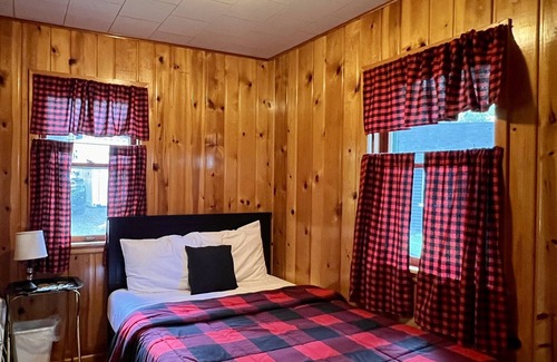 Iron County Cabin | Cozy 2 Bedroom Lakefront Cabin Turtle Point Outpost|Snapping Turtle