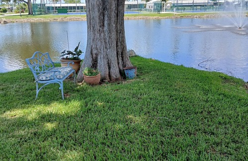 Jamaica Bay House | Cozy 2-bedroom manufactured home for Snowbirds in charming South Fort Myers.