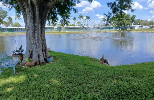 Jamaica Bay House | Cozy 2-bedroom manufactured home for Snowbirds in charming South Fort Myers.