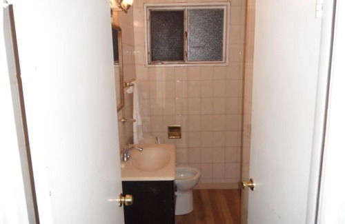 Roseland House | Cozy 2 bedroom single residence near the Historical Beverly Hills community