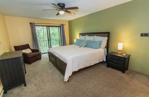 Jefferson Township House | Cozy 2-bedroom townhome in Hidden Valley, walking distance to ski lift /pools.
