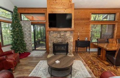Jefferson Township House | Cozy 2-bedroom townhome in Hidden Valley, walking distance to ski lift /pools.