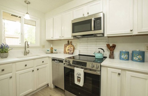 Western House | Cozy 2-bedroom townhome in charming Eugene with pool area.