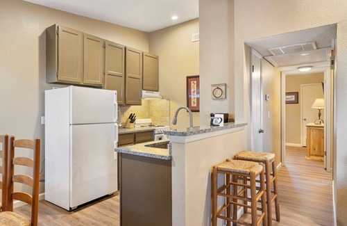 Kimberling City House | Cozy 2-Bedroom Bungalow-Near Table Rock Lake-Free Tickets-Cmty Pool-Pickleball