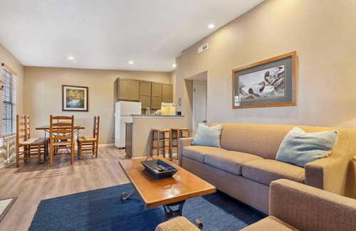 Kimberling City House | Cozy 2-Bedroom Bungalow-Near Table Rock Lake-Free Tickets-Cmty Pool-Pickleball