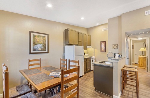 Kimberling City House | Cozy 2-Bedroom Bungalow-Near Table Rock Lake-Free Tickets-Cmty Pool-Pickleball