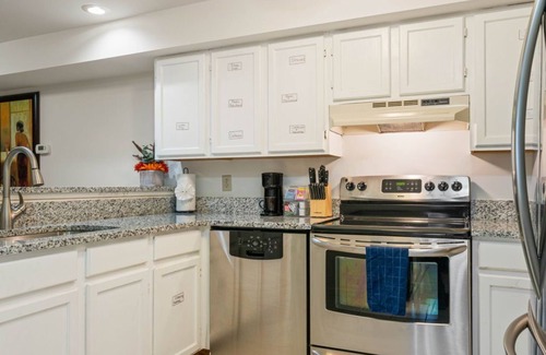 Stafford Condo | Cozy 2-bedrooms condo in the heart of Stafford