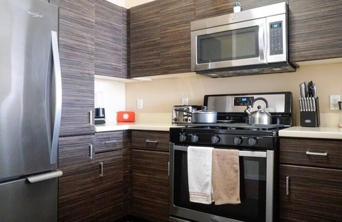 Santa Ana Apartment | Cozy 2-BR Home 10min to Disneyland (Pool+Hot Tub+GYM)