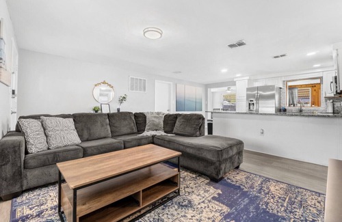 Holiday Apartment | Cozy 2 BR home close to Beaches and Sponge Docks!
