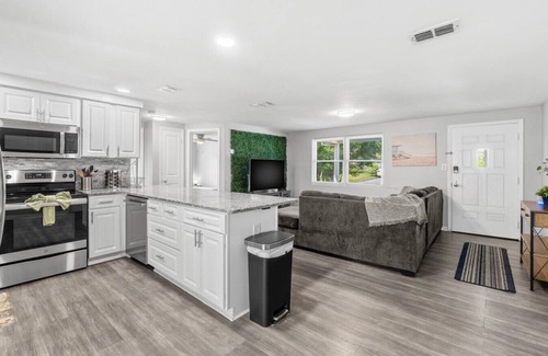 Holiday Apartment | Cozy 2 BR home close to Beaches and Sponge Docks!