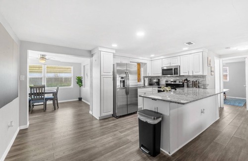 Holiday Apartment | Cozy 2 BR home close to Beaches and Sponge Docks!