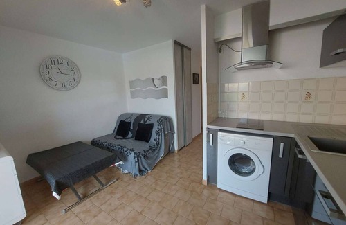 Marseillan Plage Apartment | Cozy 2-Room Apartment for 4 with Pool View, Terrace, and Private Parking