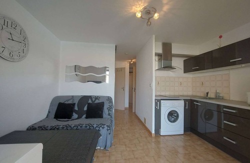 Marseillan Plage Apartment | Cozy 2-Room Apartment for 4 with Pool View, Terrace, and Private Parking