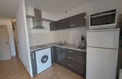 Marseillan Plage Apartment | Cozy 2-Room Apartment for 4 with Pool View, Terrace, and Private Parking