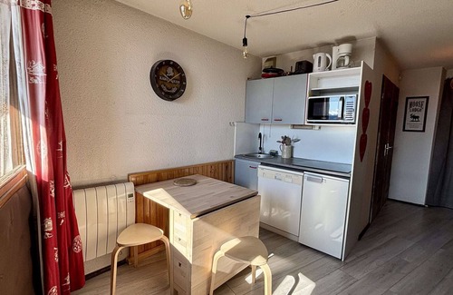 Eclose-Est Apartment | Cozy 2-Room Apartment for 5 with Balcony - Close to Lifts & Shops in Alpe d'Huez