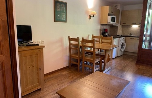 Brides-les-Bains Apartment | Cozy 2-Star Studio with Balcony, Parking & WiFi in Brides-les-Bains