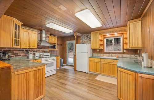 Bass Lake Cabin | Cozy 2-Story Retreat w/Large Kitchen & Outdoor Space in Bass Lake!