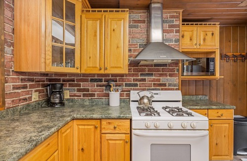 Bass Lake Cabin | Cozy 2-Story Retreat w/Large Kitchen & Outdoor Space in Bass Lake!