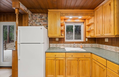 Bass Lake Cabin | Cozy 2-Story Retreat w/Large Kitchen & Outdoor Space in Bass Lake!