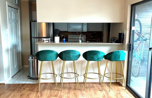Braeswood Place Apartment | Cozy 2BD/2BA condo in FANTASTIC location close to NRG Stadium/Med Center/Rice.