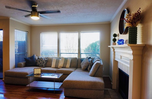 Braeswood Place Apartment | Cozy 2BD/2BA condo in FANTASTIC location close to NRG Stadium/Med Center/Rice.