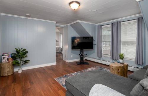 Southern Coast Apartment | Cozy 2BD | Sleeps 6 | Only 5 Miles To Beaches
