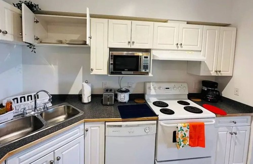 West Edmonton Apartment | Cozy 2Bed 2Bath. 4 mins 2 WEM.