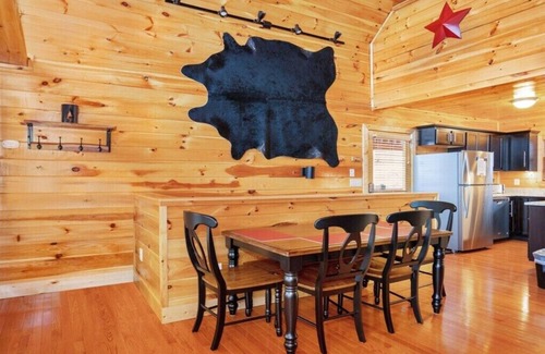 Gatlinburg - Pigeon Forge Cabin | Cozy 2bedroom cabin near Island/Dollywood at Pigeon Forge with Panormic Views